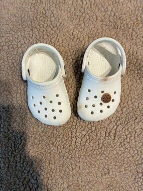 CROCS Classic Clog in White for Kids 5